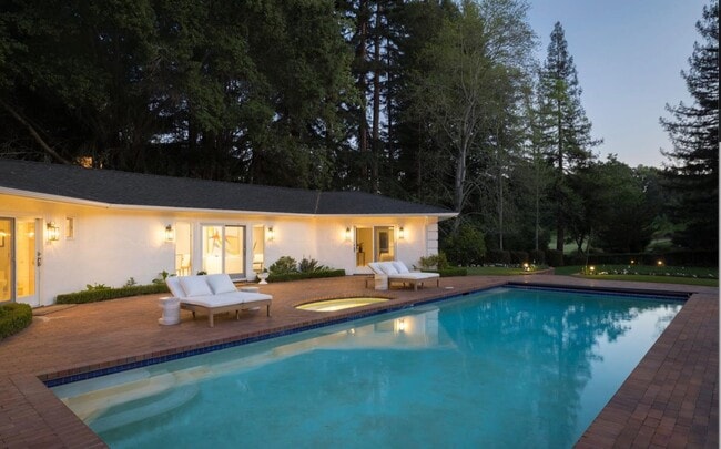 Building Photo - 10 Meadow Ln