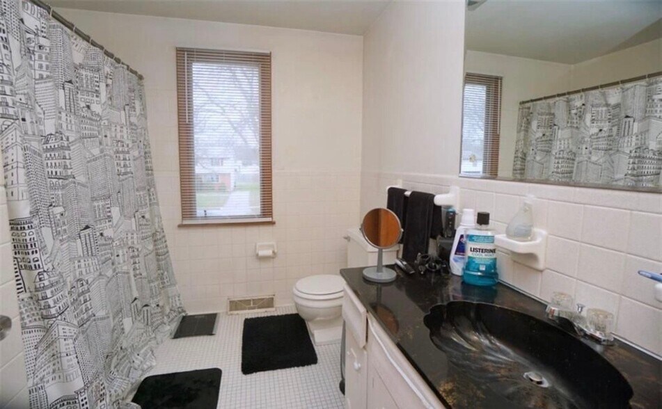 Building Photo - 225 Sunshine Dr