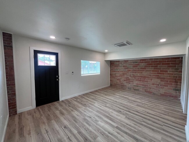 Building Photo - Just renovated! Stunning High-End Finishes!