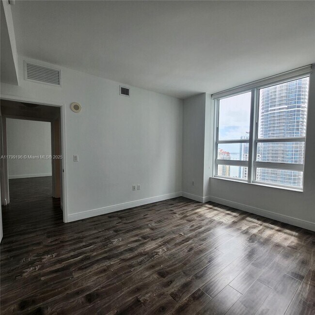 Building Photo - 950 Brickell Bay Dr