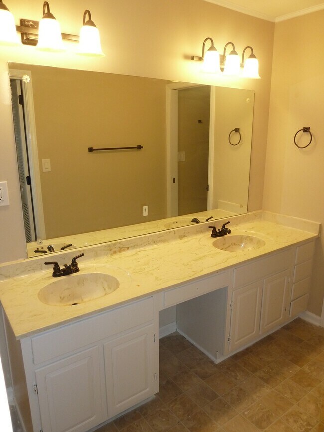 Building Photo - 3 Bed / 2.5 Bath with 2300 Square Feet!! A...
