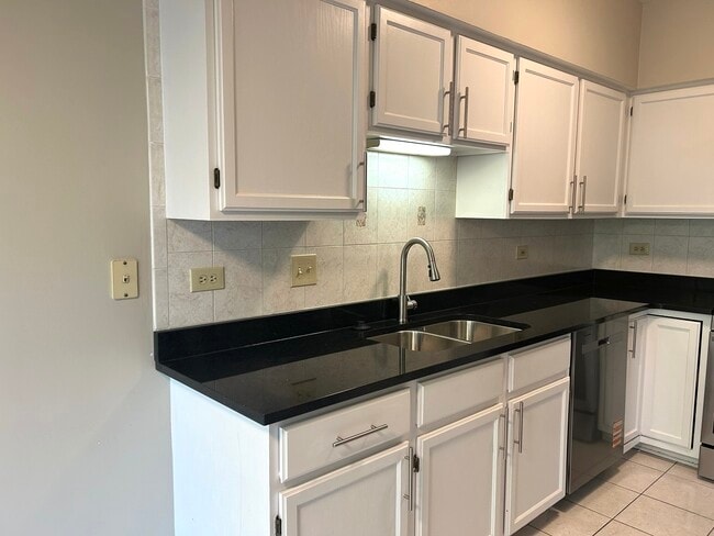 Building Photo - 1227 S Parkside Dr