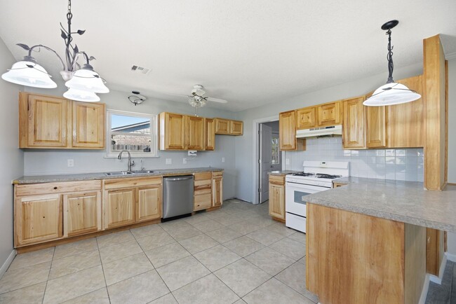 Building Photo - Cute 3 bed 1.5 bath home with a large yard and quite living in the highly desired Bixby Public Sc...