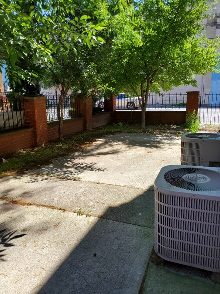 Building Photo - 987 Parsons Ave