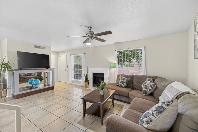 Building Photo - 3303 W Greenridge Dr