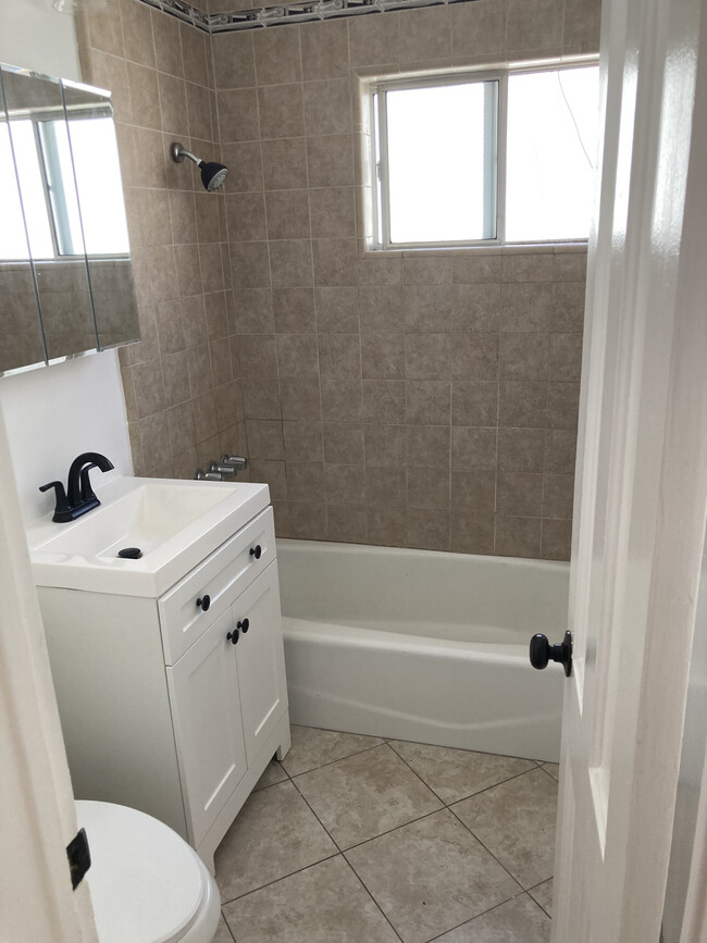 Building Photo - 1032 N Croft Ave