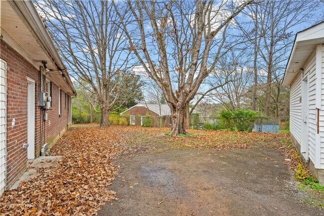 Building Photo - 3 Bedroom Pet Friendly Home For Rent!