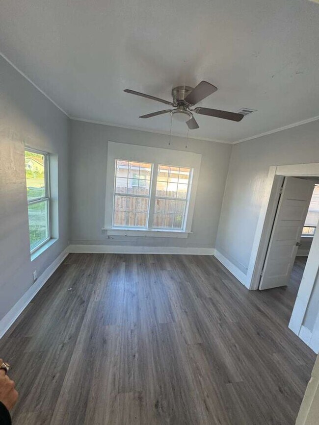 Building Photo - 160 E Elgie St