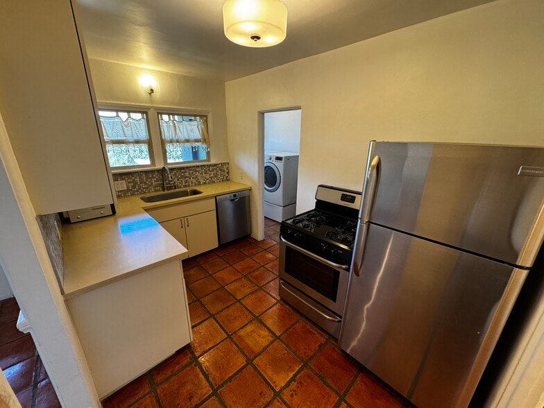 Kitchen - 2343 Earl St