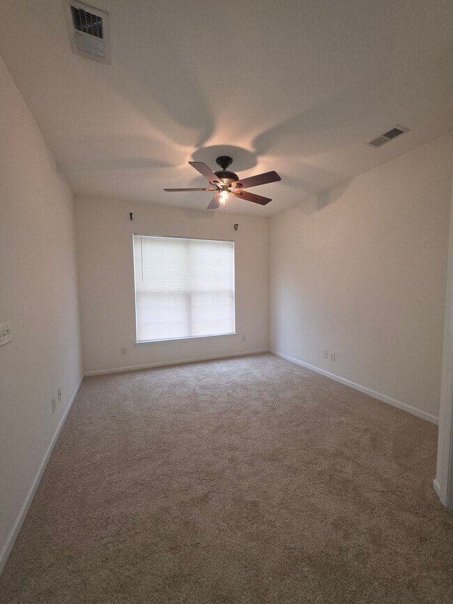 Building Photo - Townhome In Park West
