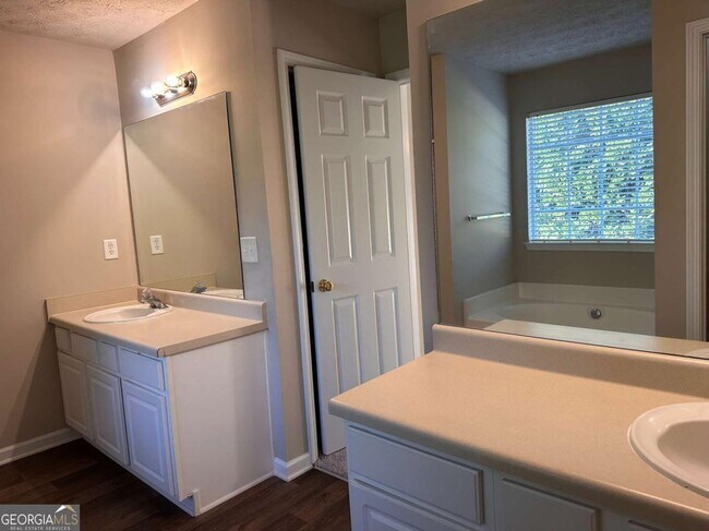 Building Photo - 305 Hulan Way