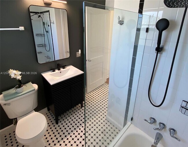 Building Photo - 951 NE 116th St