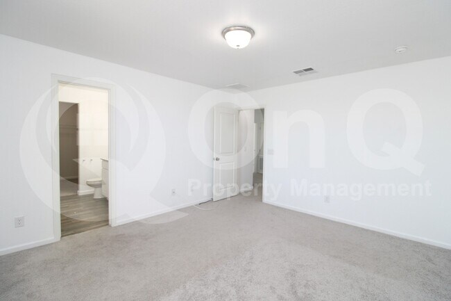 Building Photo - 822 N Navajo Ln