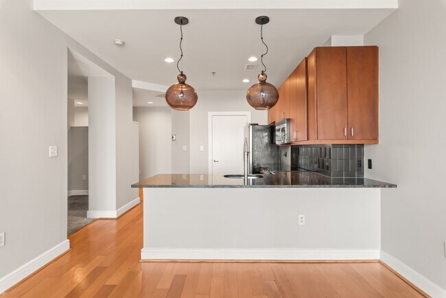 Building Photo - 25th Floor Condo in the heart of Uptown!!