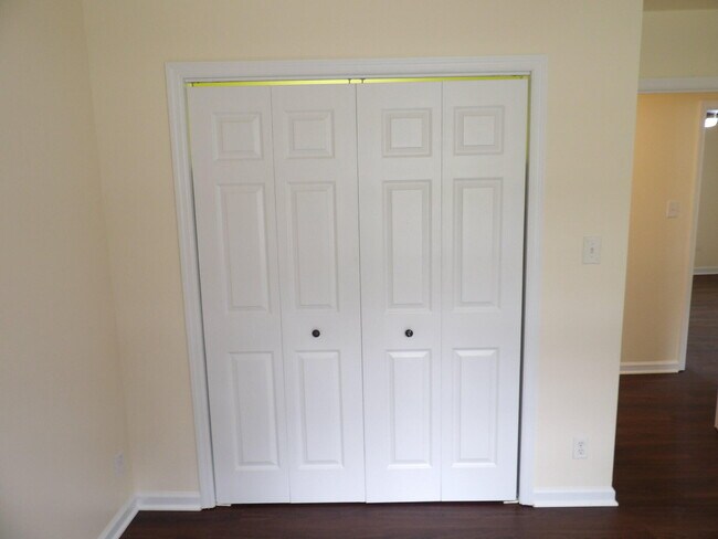 Building Photo - 102 Cedar Dr