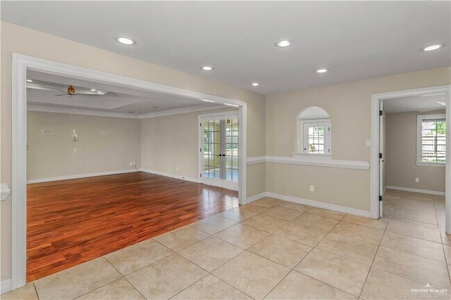 Building Photo - 808 Kerria Ave