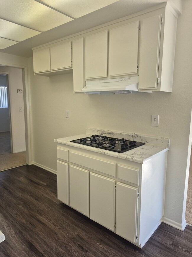 Building Photo - Unit 40 - Spacious 2nd Floor 1 Bed 1 Bath Apartment Home in Anaheim