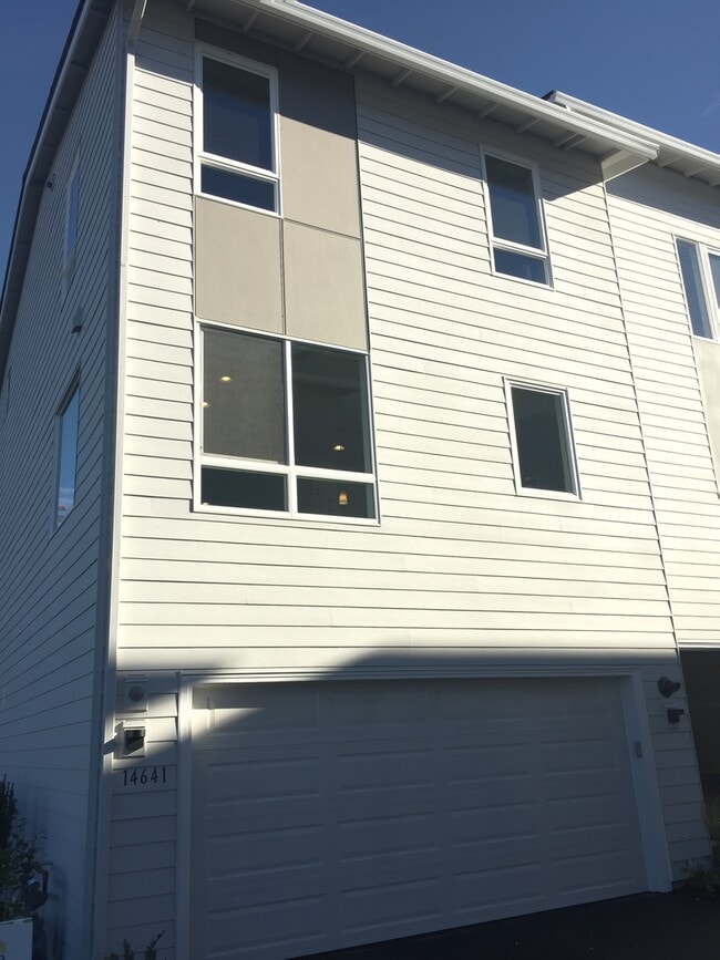 Building Photo - Newer Townhouse in Lake Forest Park!