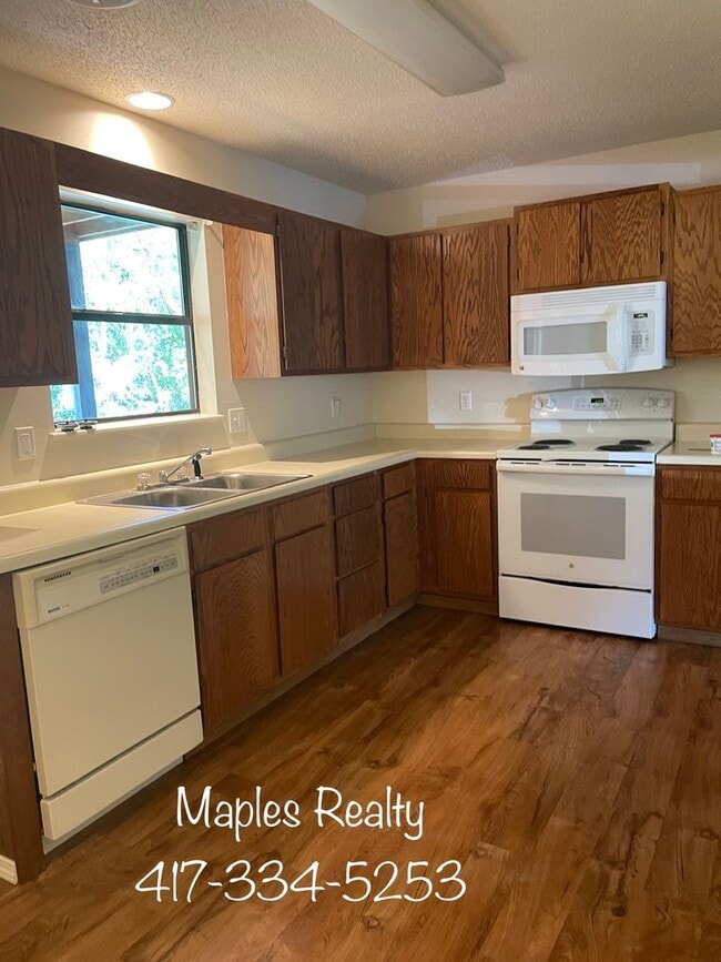 Building Photo - 2 bedroom / 1 bathroom apartment