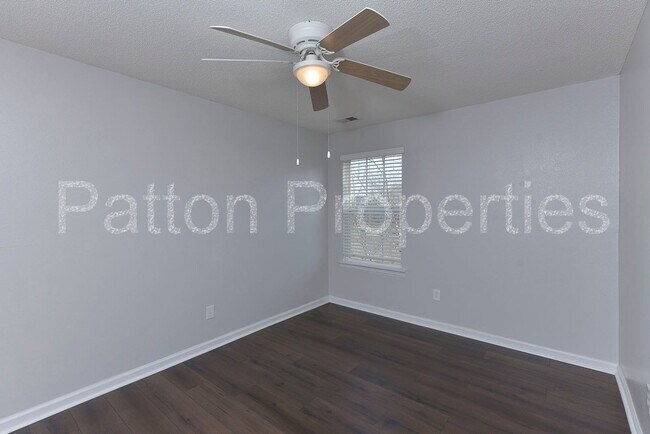 Building Photo - 295 Legend Oaks Dr