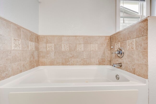 Building Photo - 2307 Traverse Dr