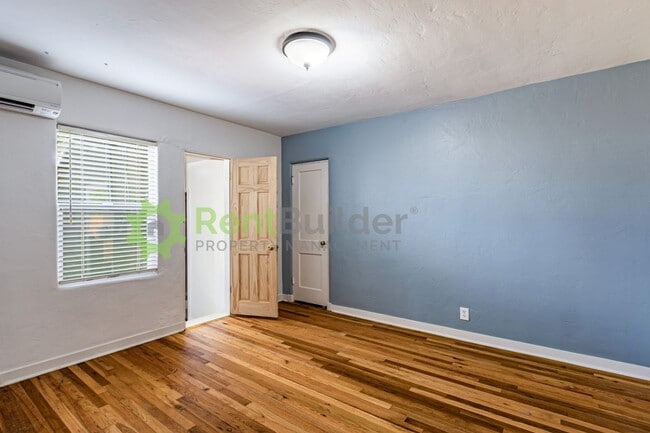 Building Photo - 816 Loma Vista Dr NE