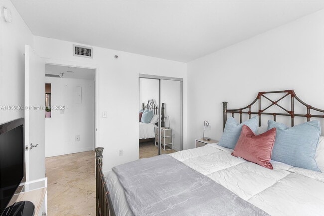 Building Photo - 1621 Bay Rd