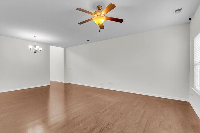 Building Photo - Spacious Summerville Home Near Historic Downtown