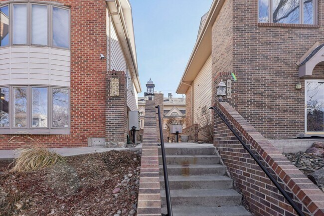Building Photo - HALF MONTH RENT FREE!!!! GORGEOUS Brick To...