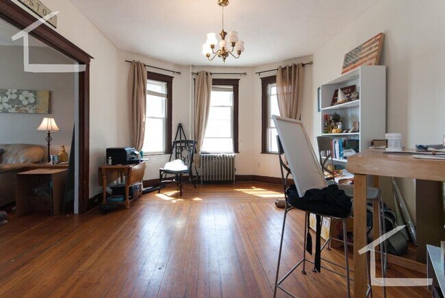 Primary Photo - Huge 4 bed unit in Oak Square well below m...