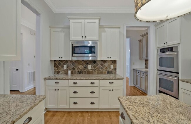 Building Photo - Stunning 4BE/3.5BA home in the very desira...