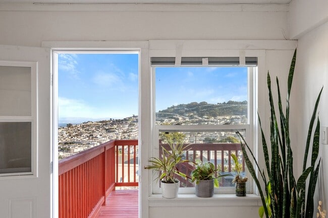Building Photo - UPDATED LARGE BRIGHT 1800sf 3BR/2BA/1GR In...