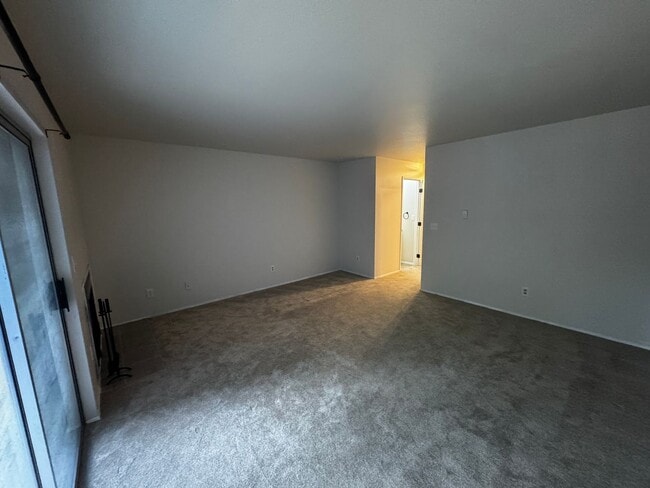 Building Photo - Charming Updated 2-Bed, 2.5-Bath Condo in Bremerton