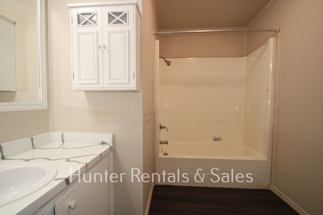 Building Photo - Won't Last!