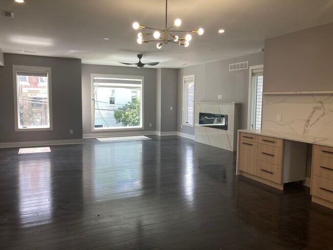 Building Photo - Extravagant New Construction in Polish Hil...