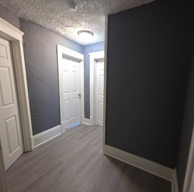 Building Photo - Single Family Home 3 beds 1.5 bath Available Now!