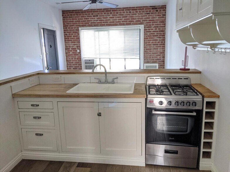 Building Photo - 1102 Stone St