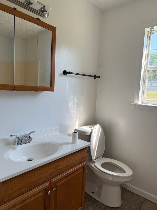 Building Photo - 3 Bedroom 2 Bathroom Ranch Home