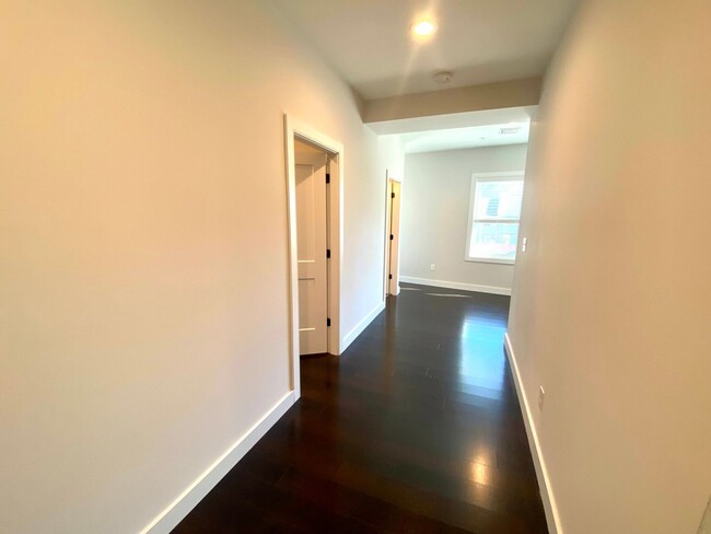 Building Photo - HOT MISSION HILL LISTING!!!!