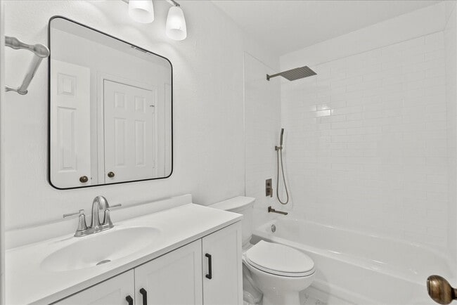 Building Photo - 16532 Holly Trail Dr