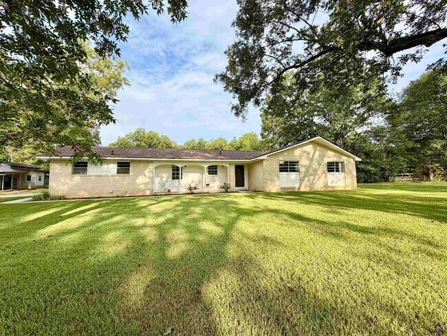 Building Photo - 533 Lake Joy Rd