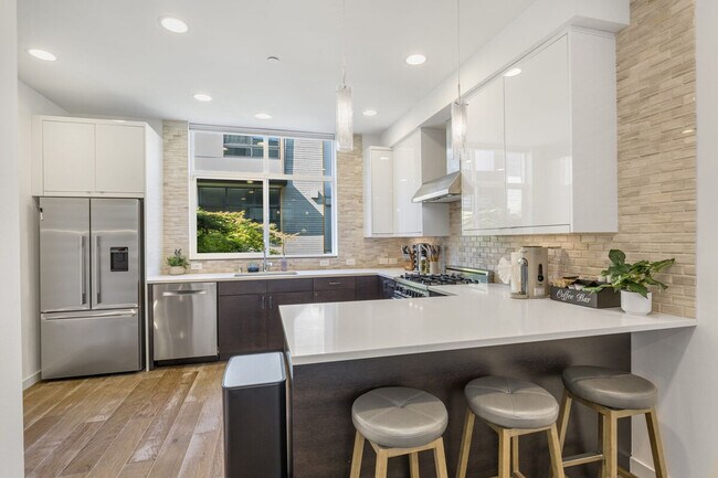 Building Photo - 722 3rd Ave N