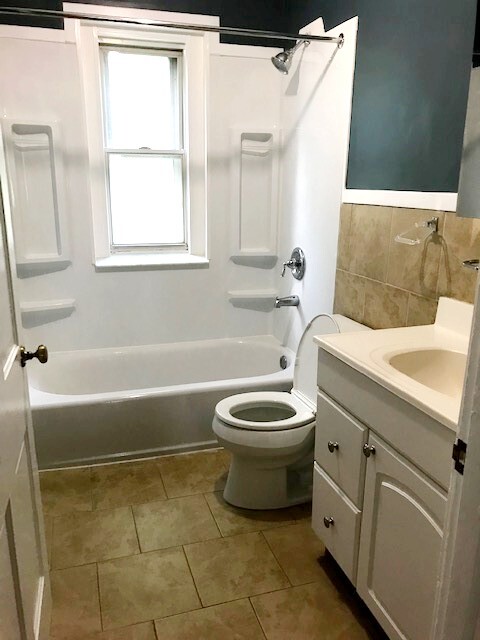 full bath, 2nd floor - 682 W Johnson St