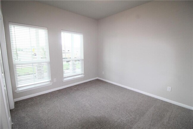 Building Photo - 307 Silver Glen Dr