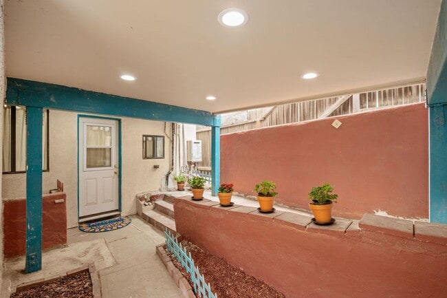 Building Photo - 832 Cypress Ave
