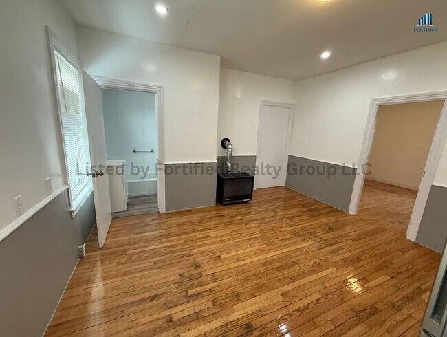 Building Photo - 42 Kilburn St