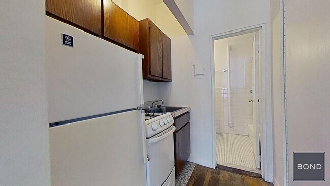 Building Photo - 212 E 85th St