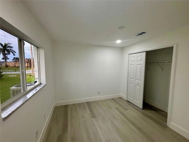 Building Photo - 142 SW 34th Pl