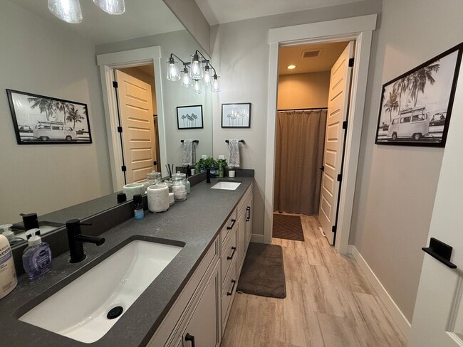 Building Photo - Now renting 4 bedroom Luxury House, stillporoperties.com