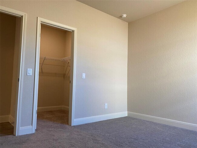 Building Photo - 716 Red Barn Bnd